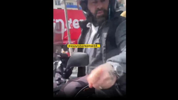 Trafikte Tartıştığı Otomobile Yumrukla Saldırdı: O Anlar Kamerada