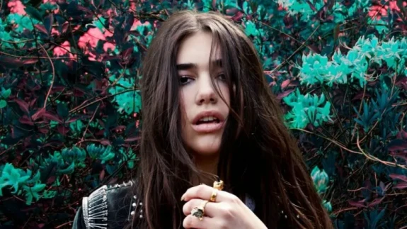 Dua Lipa'nın Şöhrete Giden Yolda İlk Adımı: New Love Şarkısının Bilinmeyen Hikayesi Ortaya Çıktı!