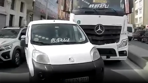 TIR'ın Kör Nokta Alanına Girdi Kazaya Neden Oldu: Kaza Anı Kamerada