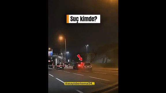 Bakırköy Sahil'de Aşırı Hızlı Giden Araç Bir Başka Araca Arkadan Çarptı: O Anlar Trafikteki Vatandaşın Kamerasına Yansıdı