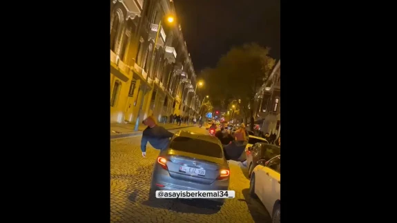 Beşiktaş'ta Bir Grup Genç At Maskesi Takıp Arabadan Sarktı