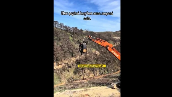 İş Makinesi Üstüne Çıktılar: O Anları Kameraya Kaydettiler