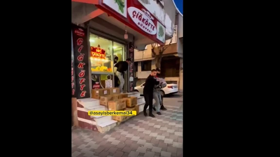 Esenler'de Çiğ Köfteciye Baskın Düzenlendi: Lavaş Arasında Uyuşturucu Ticareti