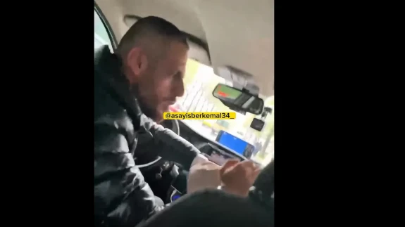 Taksicinin Kadın Müşterilere Uyguladığı Şiddet Araç İçi Kamerasına Yansıdı!