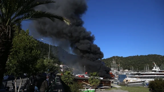 Turizm cenneti Fethiye’de yangın şoku! Tekneler alev alev