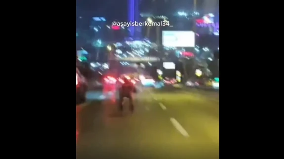 İstanbul D100 Karayolu'nda Canını Hiçe Sayarak Paten Sürdü