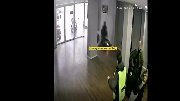 Pendik'te Frenleyemeyen Motor Sürücüsü Dükkana Girdi!
