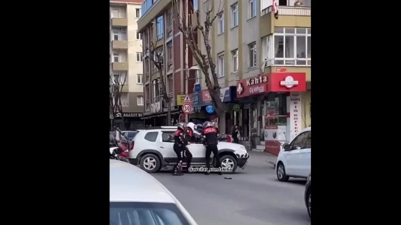 Şüpheli Aracı Dört Yunus Polisi Durdurdu: O Anlar Vatandaşın Kamerasına Yansıdı