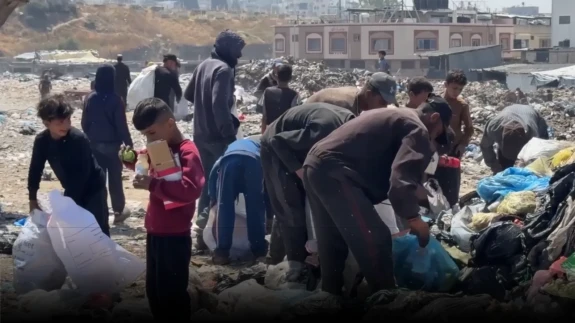 Gazzeliler Yemek Pişirmek İçin Çöplerin Arasında Yakıt Arıyor
