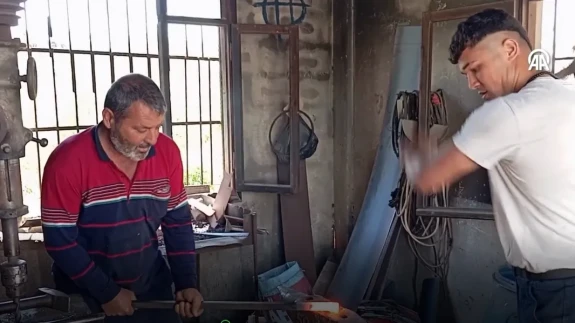 Milli Boksör Oğuzhan Babasının Demir Atölyesinde Demir Döverek İdman Yapıyor