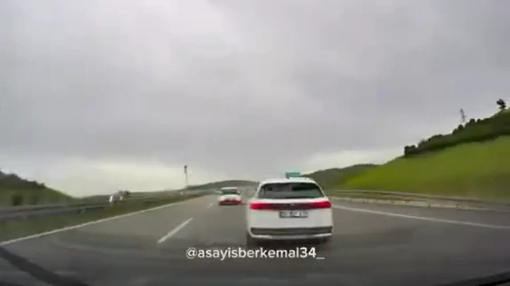 Sinyal Vermeden Şerit Değiştirdi Akan Trafiği Tehlikeye Attı: O Anlar Araç Kamerasına Yansıdı