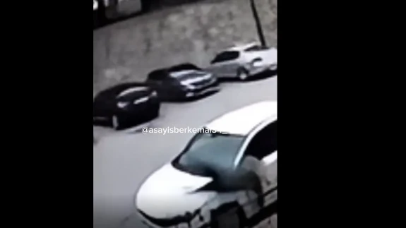 Araca Çarpan Şahıs Scooter'ını Bıraktı ve  Koşarak Uzaklaştı