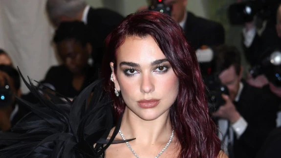 Dua Lipa Auckland’da Son Geceyi Böyle Kutladı: Turne Biter, Eğlence Bitmez!