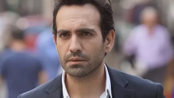 Buğra Gülsoy Kimdir, Kaç Yaşında, Aslen Nereli, Kiminle Evli, Eşi Kim, Çocuğu Var mı? Oynadığı Dizi ve Filmler