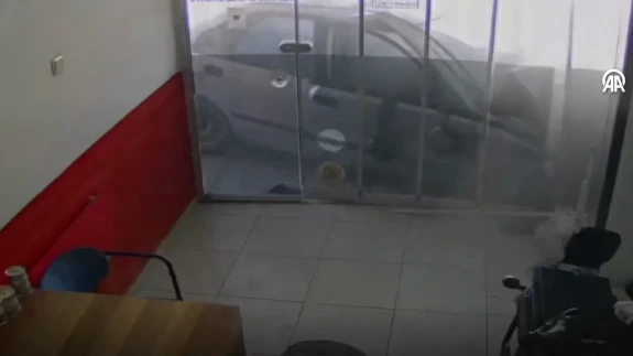 Bursa İnegöl'de Dükkana Giren Otomobil Kameraya Böyle Yansıdı