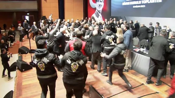 Beşiktaş Divan Kurulu'nda Yumruklu Kavga: Hasan Arat ile Tevfik Yamantürk Kürsüde Karşı Karşıya