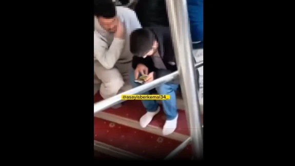Cuma Namazı'nda Sanal Kumar Oynayan Gençler Böyle Görüntülendi