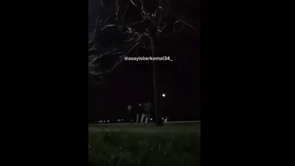 Bakırköy Sahil'de Tekmeler Havada Uçuştu: O Anlar Çevredeki Vatandaşların Kamerasına Yansıdı