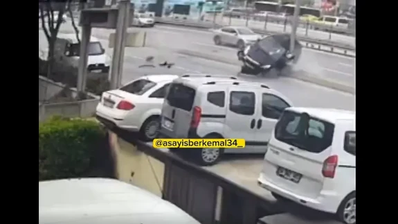 Avcılar D-100'de Direksiyon Hakimiyetini Kaybeden Sürücü Direğe Vurarak Durabildi