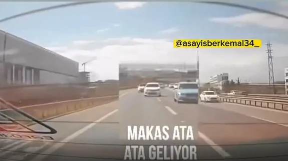 Makas Atarak İlerleyen Otomobil Başka Aracın Arka Kamerasından Görüntülendi