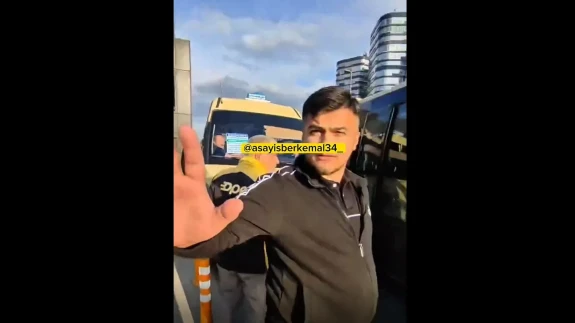 Ümraniye'de Tartışan Minibüs Şoförleri Yolu Kesti: O Anlar Kameraya Yansıdı