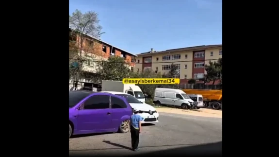 İstiklal Marşını Duyan Çocuk Hazır Ol da Durdu: O An Kameraya Böyle Yansıdı