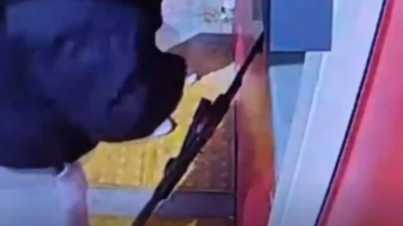 Uzun Namlulu Tüfeğini Kenara Koydu Rahat Rahat ATM'den Para Çekti: O Anlar ATM Kamerasına Böyle Yansıdı