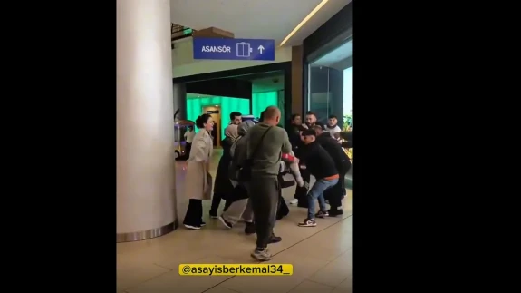 Beylikdüzü'nde Bulunan AVM'de Yumruklar Havada Uçuştu: O Anlar Kameraya Yansıdı