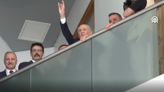 Devlet Bahçeli MHP Genel Merkezi'nde Partilileri Bozkurt İşaretiyle Selamladı
