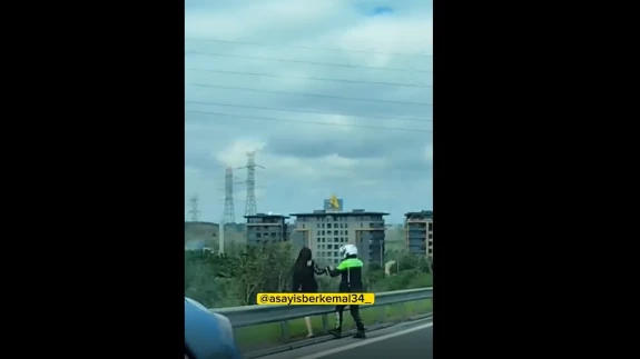 Otoyolda Çıplak Ayakla Yürüyen Kadını Trafik Polisi Durdurdu