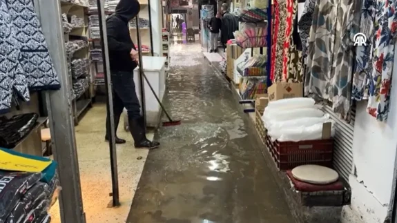 İzmir'de Sağnak Yağış Sele Neden Oldu