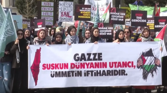 Üniversiteli Öğrenciler Gazze İçin Buluştu: Beyazıt Meydanı'nda Gazze'ye Destek Eylemi