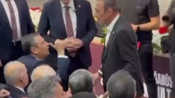 Kameralar önünde tartışma! Özgür Özel ile Berhan Şimşek kurultayda gerildi