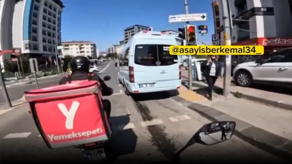 Motokuryelerden Yol İstedi Kırmızı Işıkta Geçti: Minibüs Şoförü Kural Tanımadı