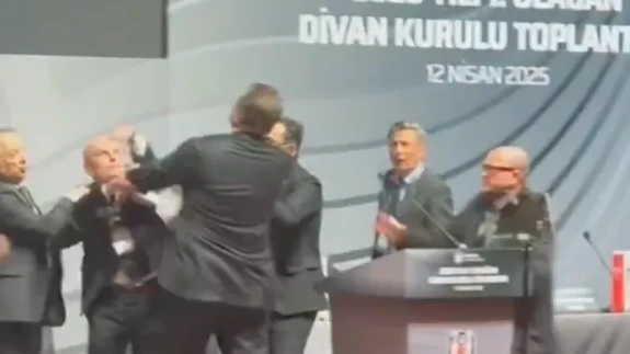 Hasan Arat'ın yumruklandığı anlar! Hasan Arat'a Yumruk Atan Kim?