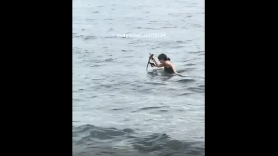 Turist Kadın Sudaki Kediyi Kurtarmak İçin Soğuk Denize Girdi