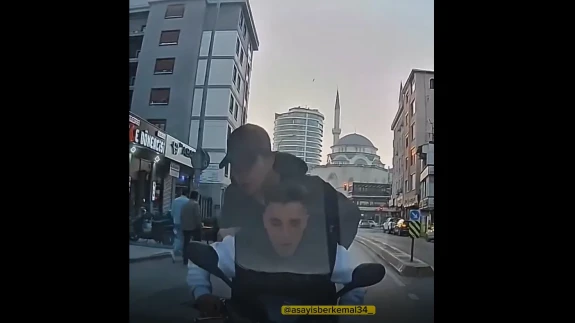 Pendik'te Akıl Almaz Kaza: Motor Sürücüsü Takip Mesafesine Dikkat Etmedi Öndeki Araca Çarptı