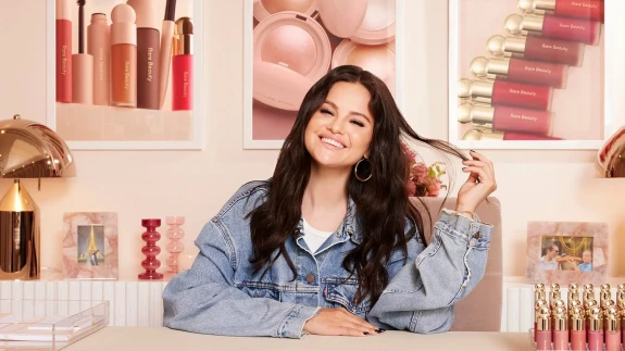 Selena Gomez’den Rare Beauty Atağı: Yeni Allık Serisi Güzellik Tutkunlarını Büyülüyor!