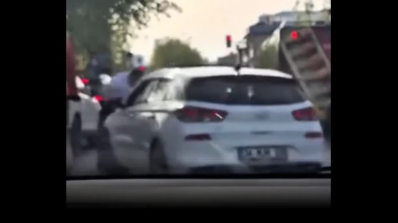 Trafikte Tartıştığı Adamı Kaputta Sürükledi: Olay Anı Başka Bir Aracın Kamerasına Yansıdı