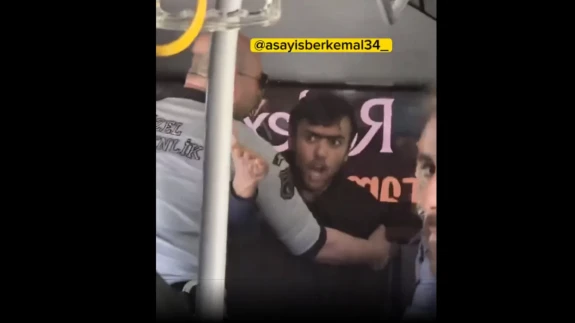 Metrobüste Boş Koltuğa Oturmak İsteyen Şahıs Diğer Yolculara Hakaretler Yağdırdı