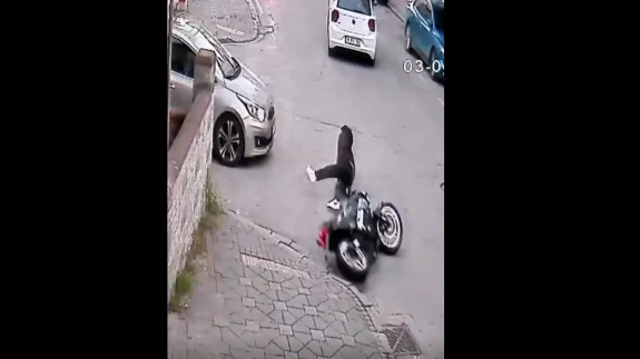 Pendik'te Motosiklet Sürücüsü Dengesini Kaybedip Düştü: O Anlar Kameraya Yansıdı