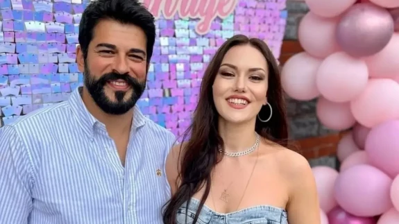Fahriye Evcen ve Burak Özçivit Aşkı Fransa Sokaklarında
