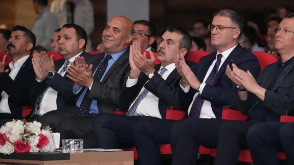 Van’da sanat şahlandı! Öğrenciler sahnede, öğretmenler sayfada