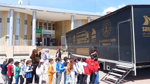 İlk Kez Sinema Gören Çocukların Gözyaşları: Gezen Sinema Türkiye’yi Dolaşıyor