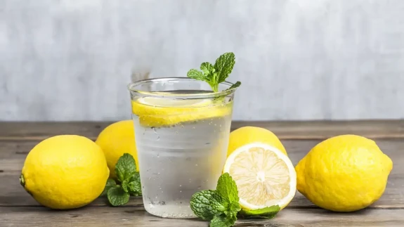Her Gün Aç Karna Limonlu Su İçmenin Mucizevi Faydaları!