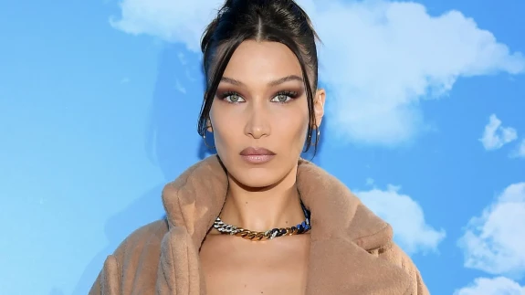 Bella Hadid Filistin'li Hayranına Sarılarak Gözyaşlarını Sildi