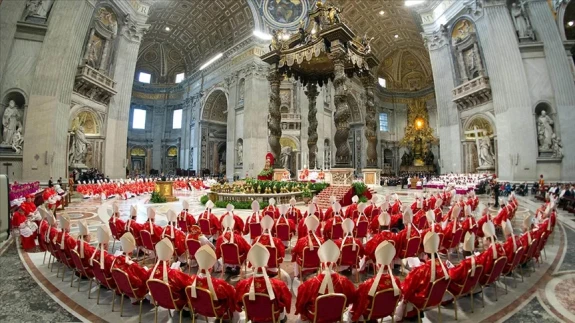 Katolikler Gözünü Gökyüzüne Dikti: Papa Seçiminde Kritik İlk Gün