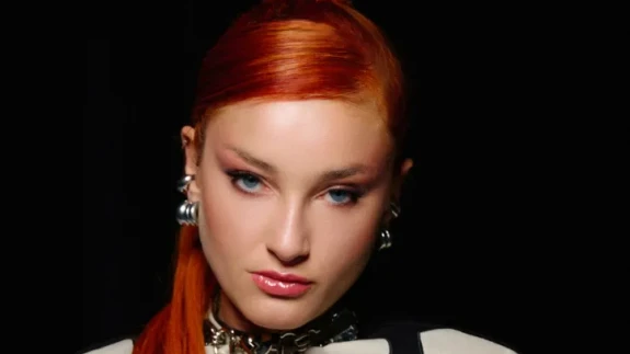 Güliz Ayla Kaç Yaşında, Kimdir, Kiminle Sevgili, Aslen Nereli, Ünlü Sanatçının Hayatı ve Biyografisi?