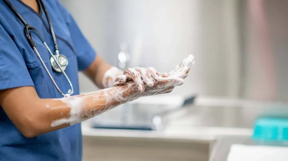 Sağlık Çalışanlarının Evde Çamaşır Yıkaması, Hastanelerde Enfeksiyon Riskini Artırabilir