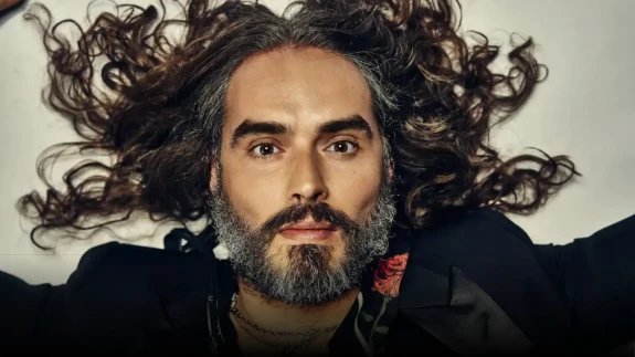 Russell Brand Taciz Suçlamalarıyla Karşı Karşıya: İlk Kez Mahkemeye Çıkacak